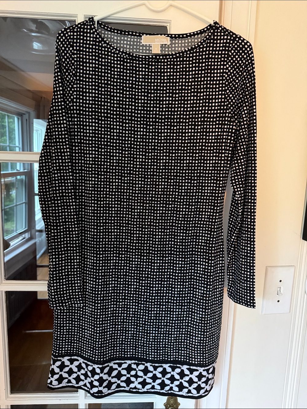 Black & White Printed Long-Sleeve Shift Dress